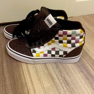 Women’s size 6 never worn Vans shoes. Still has tags.